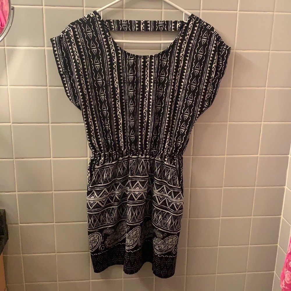 Small, black and white dress with pockets!